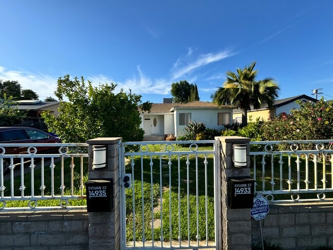 14933 Sylvan St in Van Nuys, CA - Building Photo - Building Photo