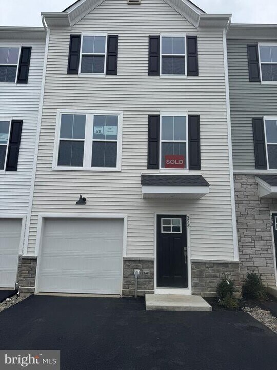 256 Talucci Dr in Downingtown, PA - Building Photo