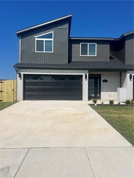 451 Azurite Rd in Centerton, AR - Building Photo
