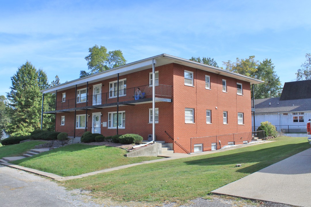 111 E Cherry St in Carlinville, IL - Building Photo