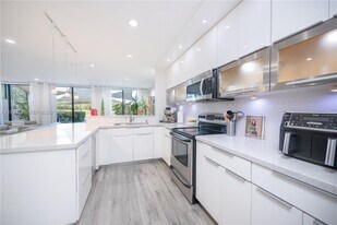 3322 Torremolinos Ave in Doral, FL - Building Photo