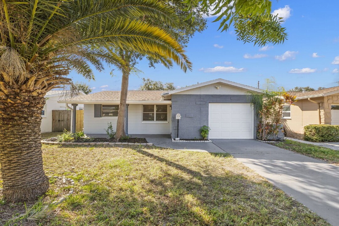 5718 20th Ave N in St. Petersburg, FL - Building Photo