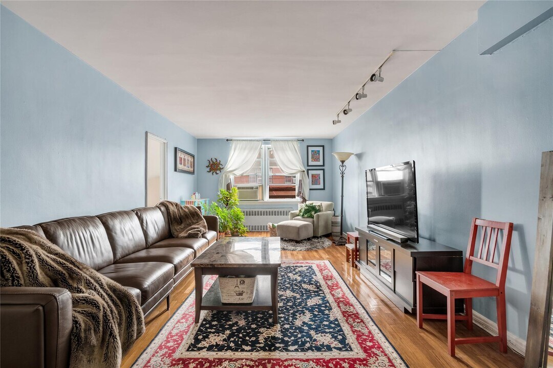 10255 67th Dr in Queens, NY - Building Photo