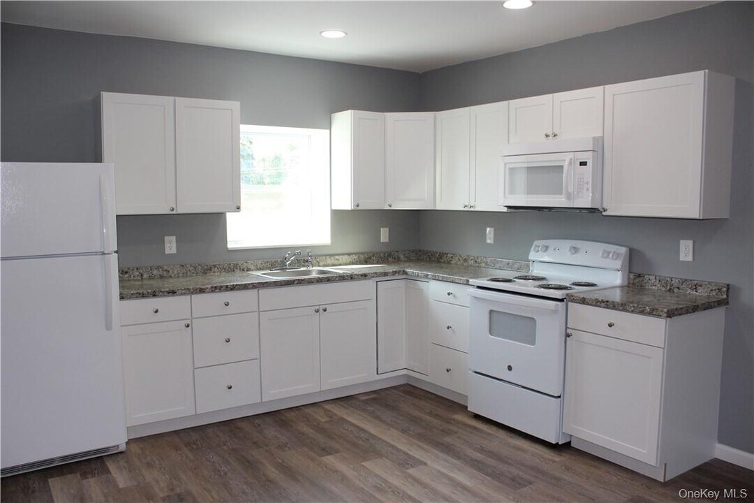 3144 US-9W in New Windsor, NY - Building Photo