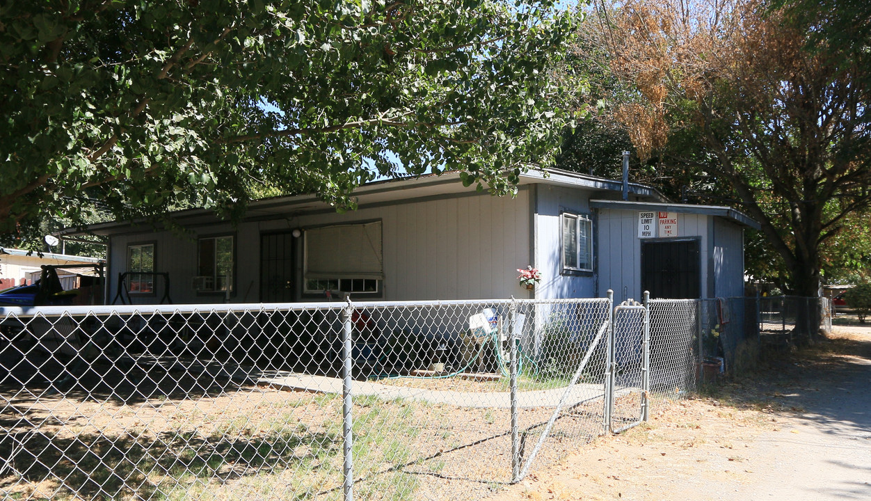 18328 S Airport Way in Manteca, CA - Foto de edificio