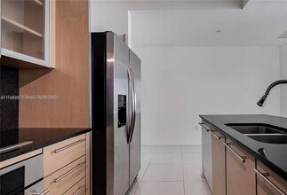950 Brickell Bay Dr, Unit 5305 in Miami, FL - Building Photo - Building Photo