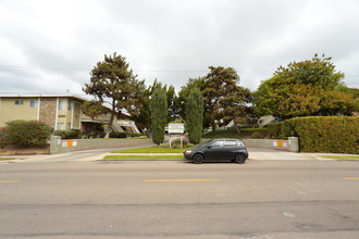 Meadowlake View II Apartments in Vista, CA - Building Photo - Building Photo