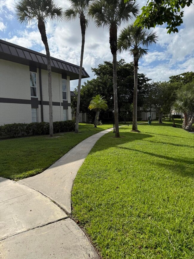 1 W Greenway Dr in Royal Palm Beach, FL - Building Photo - Building Photo