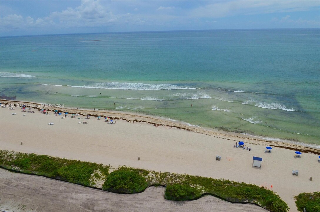 5555 Collins Ave, Unit 4A in Miami, FL - Building Photo