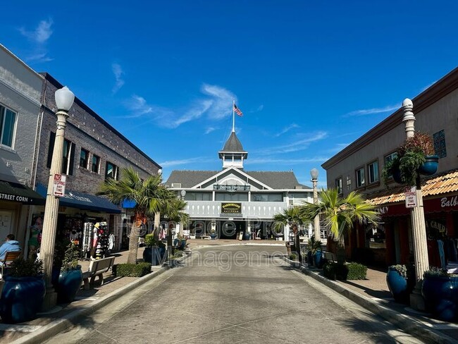 328 E Balboa Blvd in Newport Beach, CA - Foto de edificio - Building Photo