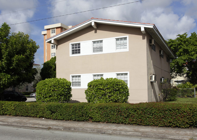 Gables Court Apartments in Coral Gables, FL - Building Photo - Building Photo