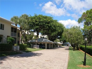 5809 Glencove Dr in Naples, FL - Foto de edificio - Building Photo