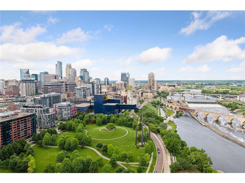 1111 W River Pkwy in Minneapolis, MN - Building Photo