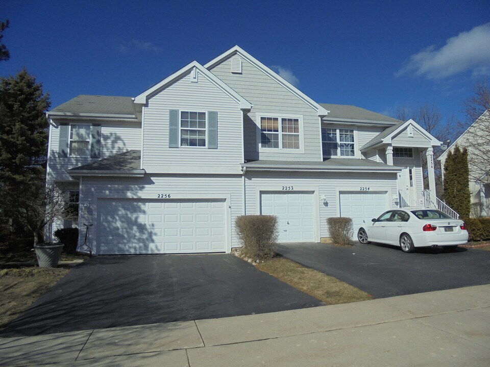 2252 Woodside Dr in Carpentersville, IL - Building Photo
