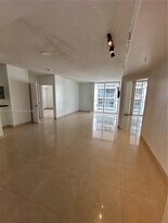 5085 NW 7th St in Miami, FL - Building Photo