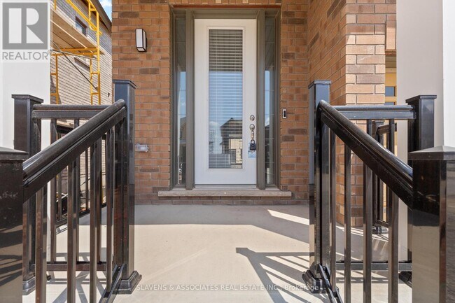 16 Crossmore Cres in Cambridge, ON - Building Photo - Building Photo