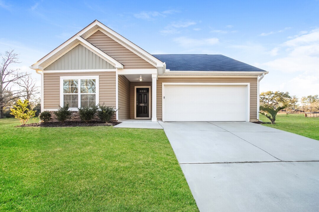 1223 Lakeshore Dr in Camden, SC - Building Photo