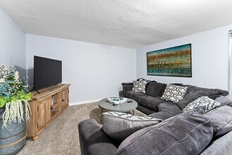 1304 E Sylvan Cir, Unit 11 in Brandon, SD - Foto de edificio - Building Photo