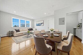 11 Schubert St, Unit 10 in Boston, MA - Foto de edificio - Building Photo