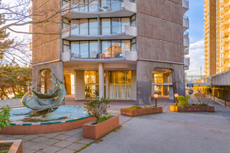 Beach Towers Dogwood Building in Vancouver, BC - Building Photo - Building Photo