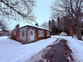 19071 Leslie St in East Gwillimbury, ON - Building Photo