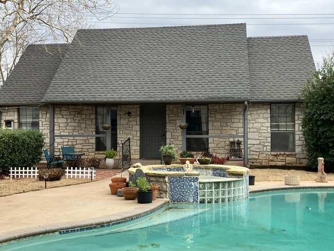 1916 Nighthawk Dr in Edmond, OK - Building Photo - Building Photo