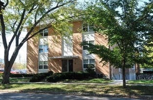 111 E Healey St in Champaign, IL - Building Photo