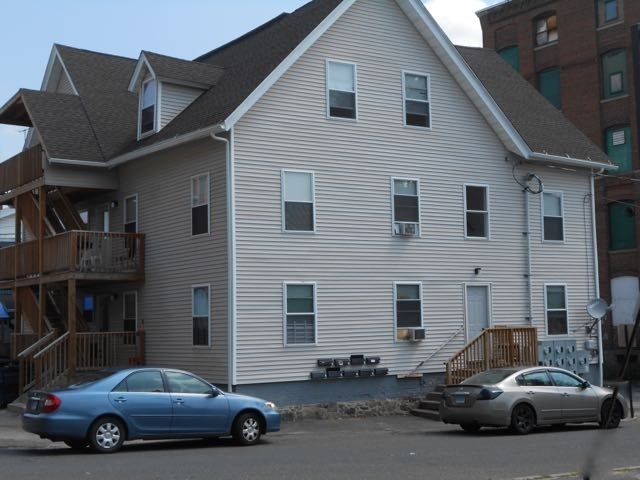 POND ST in Waterbury, CT - Building Photo