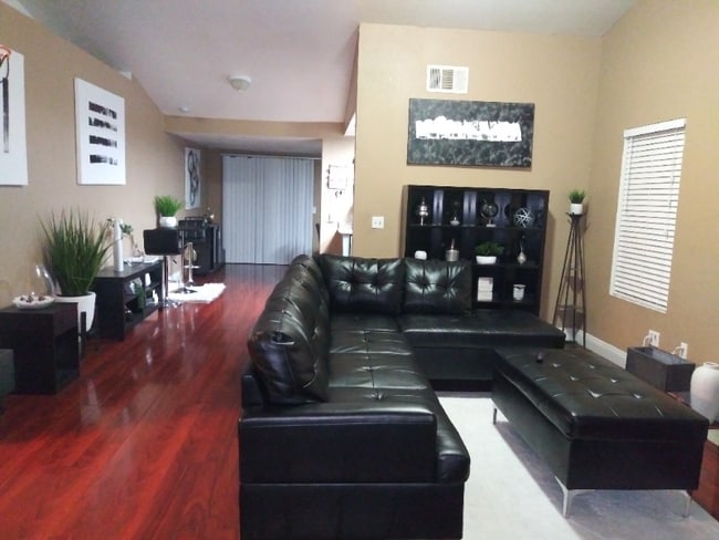 6892 Cal Valley Way in Sacramento, CA - Foto de edificio - Building Photo