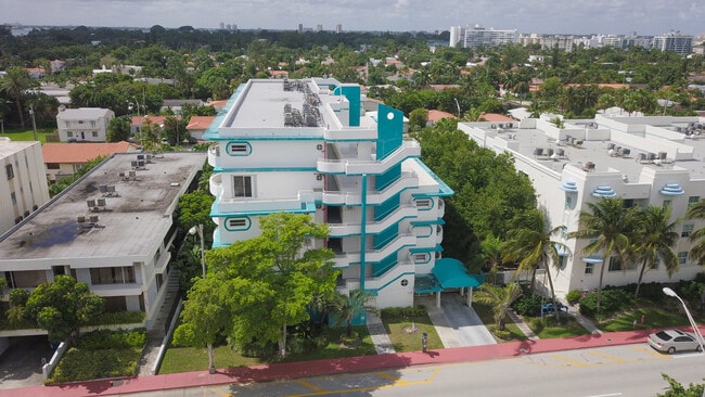 9156 Collins Ave, Unit 405 in Surfside, FL - Foto de edificio - Building Photo