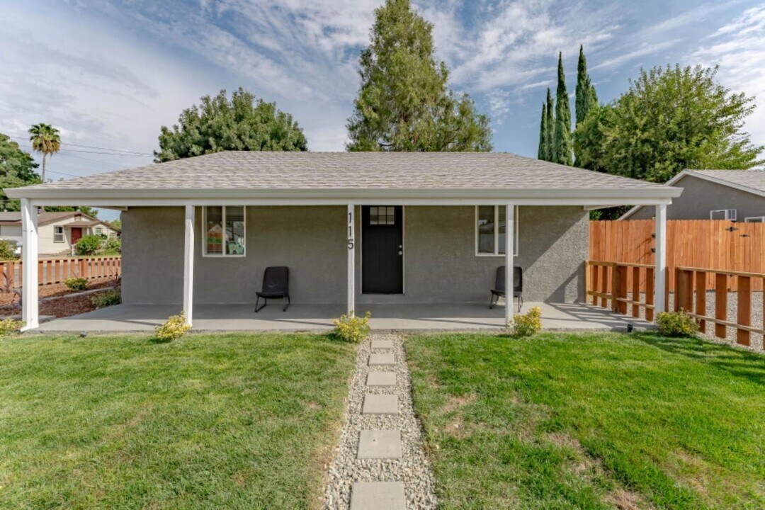 115 Del Monte Ave in Yuba City, CA - Building Photo