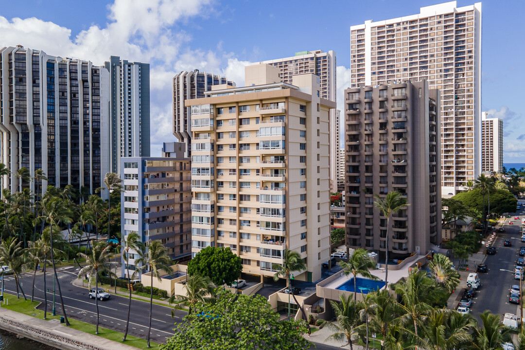 Kealani in Honolulu, HI - Building Photo