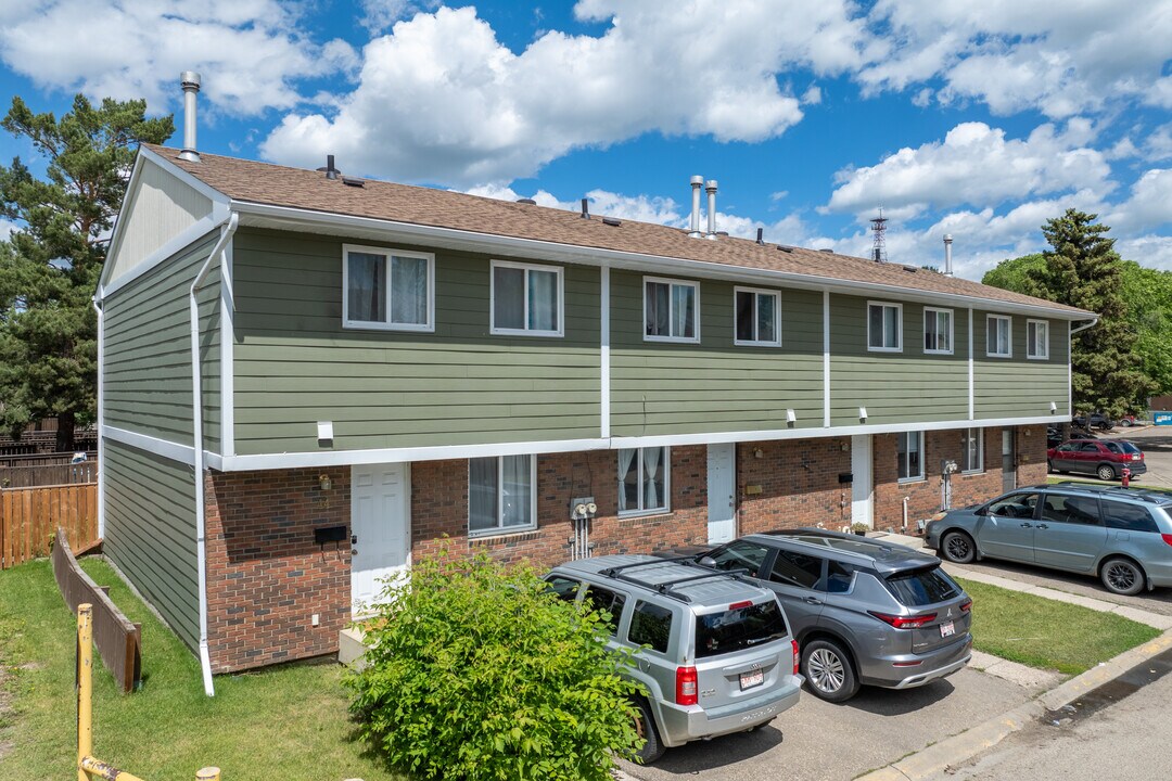 Hilltop Estates in Red Deer, AB - Building Photo