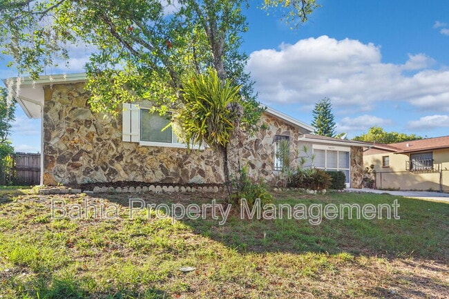 9425 Palm Ave in Port Richey, FL - Building Photo - Building Photo