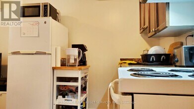 37 Lynnbrook Dr in Toronto, ON - Building Photo - Building Photo