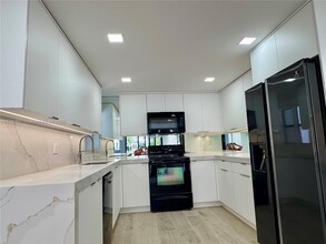 323 Poinciana Island Dr, Unit 903 in Sunny Isles Beach, FL - Building Photo - Building Photo