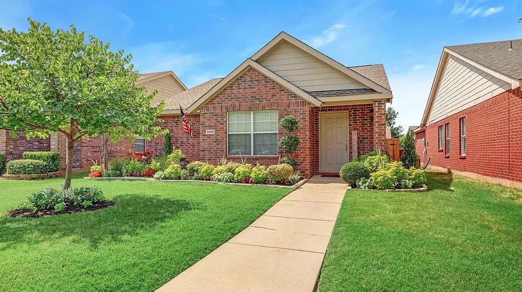 9000 Eastwood Ave in Cross Roads, TX - Building Photo
