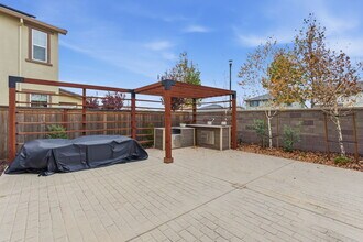 16010 Testarossa St in Lathrop, CA - Foto de edificio - Building Photo