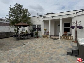 13551 Hart St in Los Angeles, CA - Building Photo