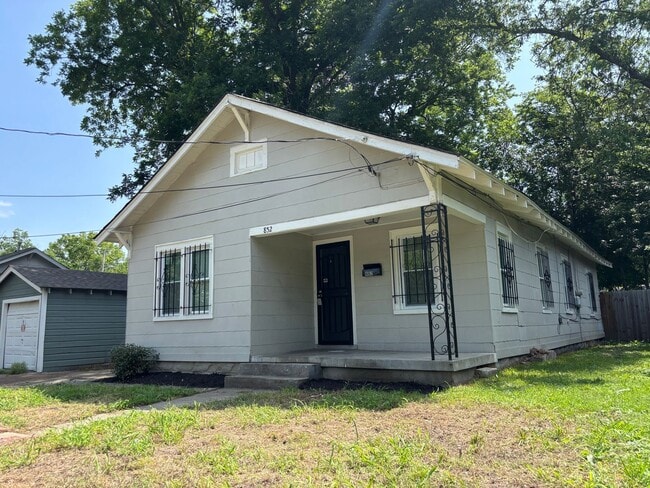 property at 852 N Holmes St