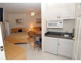 8235 Mulligan Cir in Port St. Lucie, FL - Foto de edificio - Building Photo