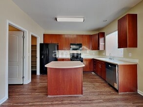 10572 Vaughn Ct in Commerce City, CO - Building Photo - Building Photo