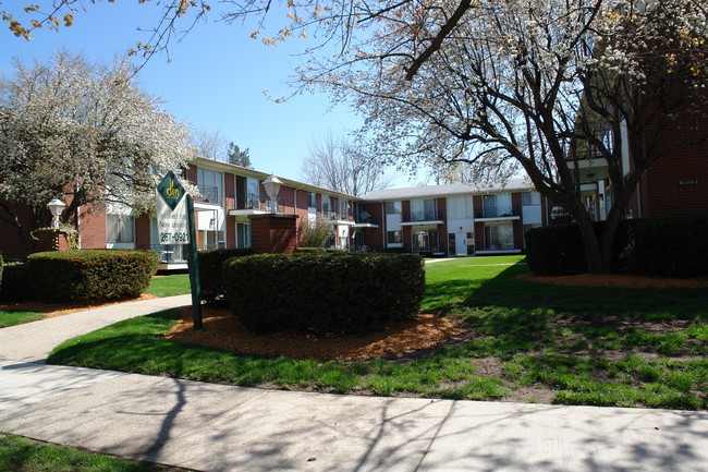 Ambassador Apartments in Lansing, MI - Building Photo - Building Photo