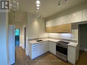 988 Queen St W in Toronto, ON - Building Photo - Building Photo