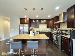 907 N Damen Ave, Unit J09W in Chicago, IL - Foto de edificio - Building Photo