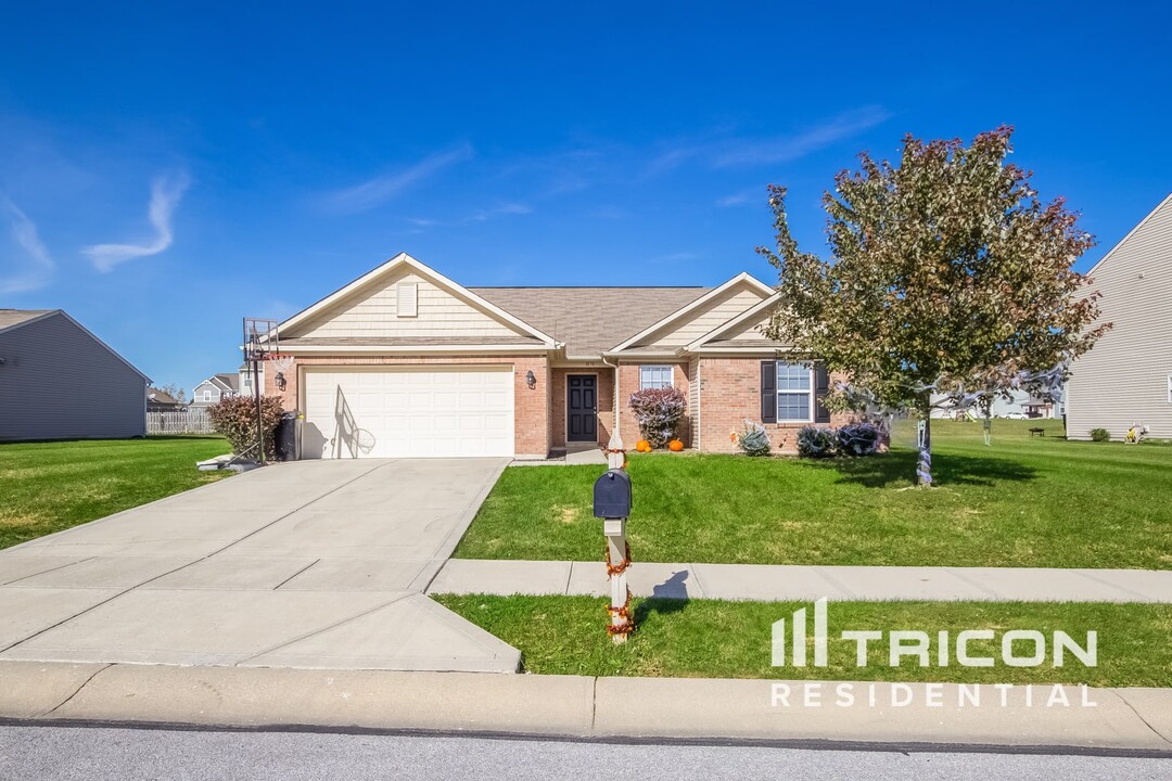 8170 Dartmoth Ln in Avon, IN - Foto de edificio