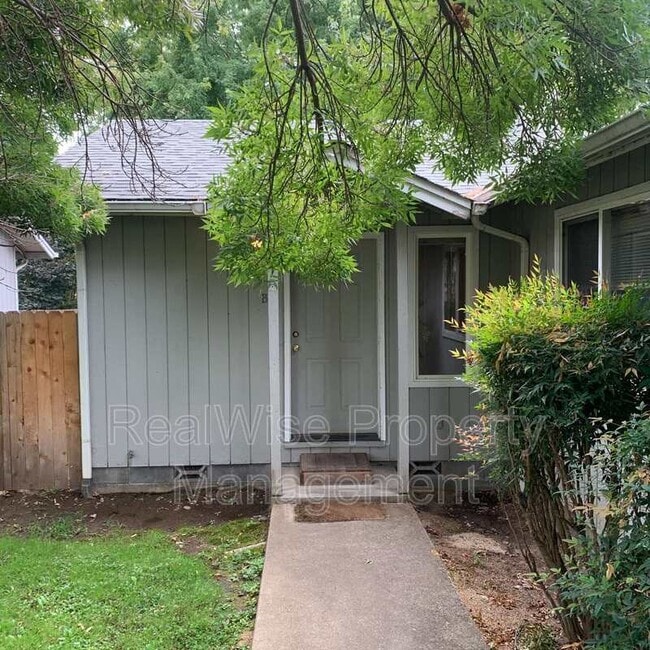 1636 Leonard Rd in Grants Pass, OR - Building Photo - Building Photo