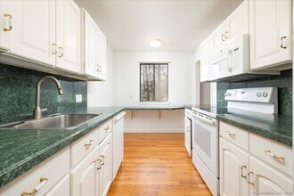 114 Heritage Vlg in Southbury, CT - Building Photo - Building Photo