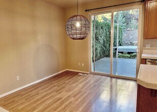 20366 Hoodview Ave in West Linn, OR - Building Photo - Building Photo