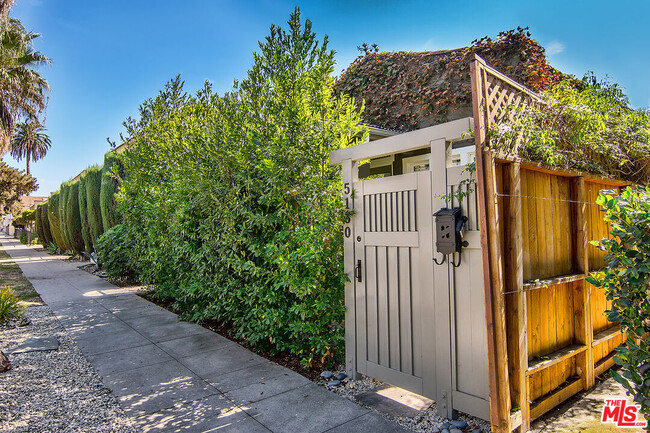 5130 Raleigh St in Los Angeles, CA - Building Photo - Building Photo